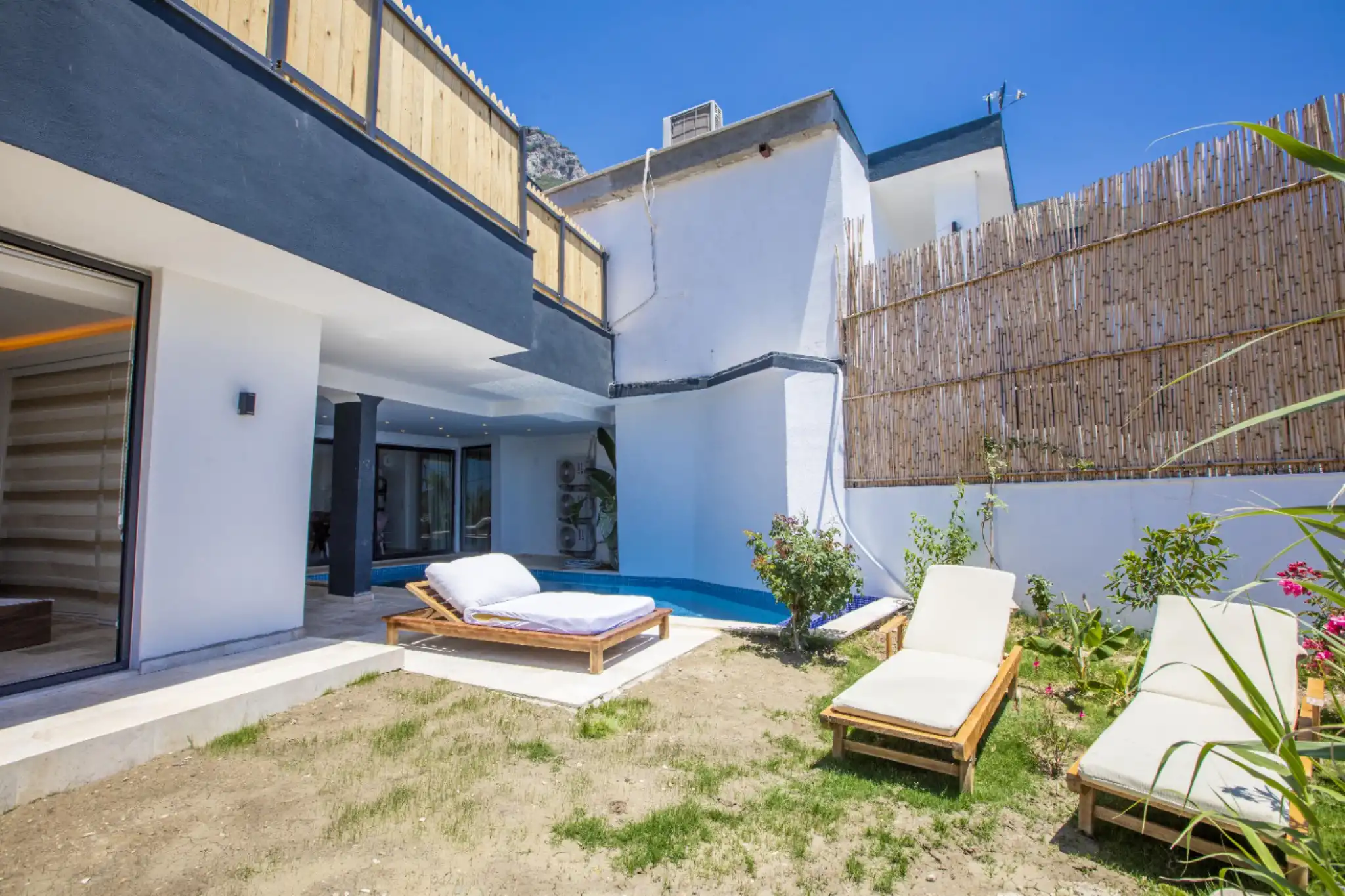 Villa Lysandra 3 is a sea-view villa in the Akbel area of Kalkan, designed for 4 people.