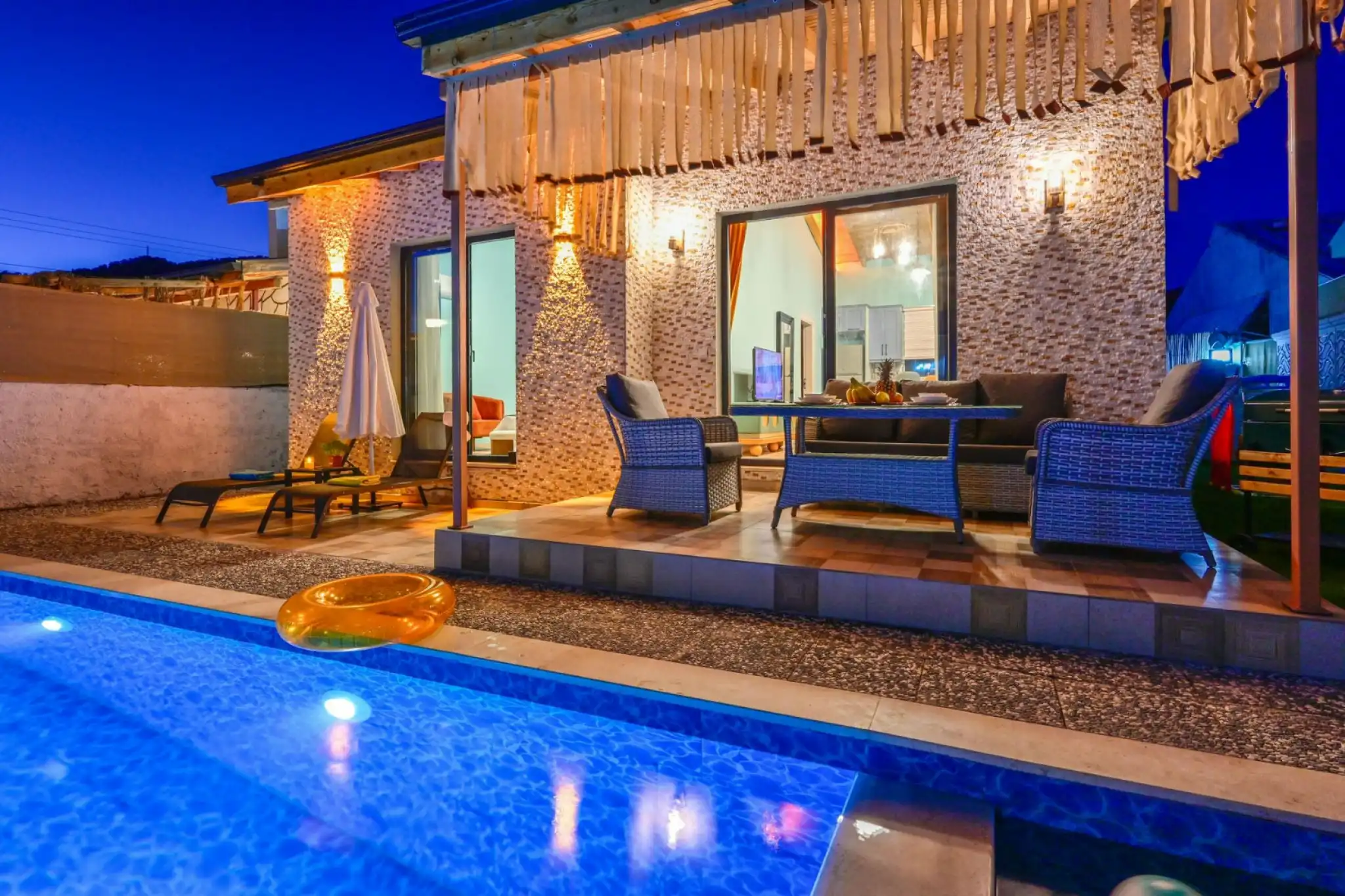 Villa Ozbi, located in Çamköy, Fethiye, is a private pool and a sheltered holiday option.