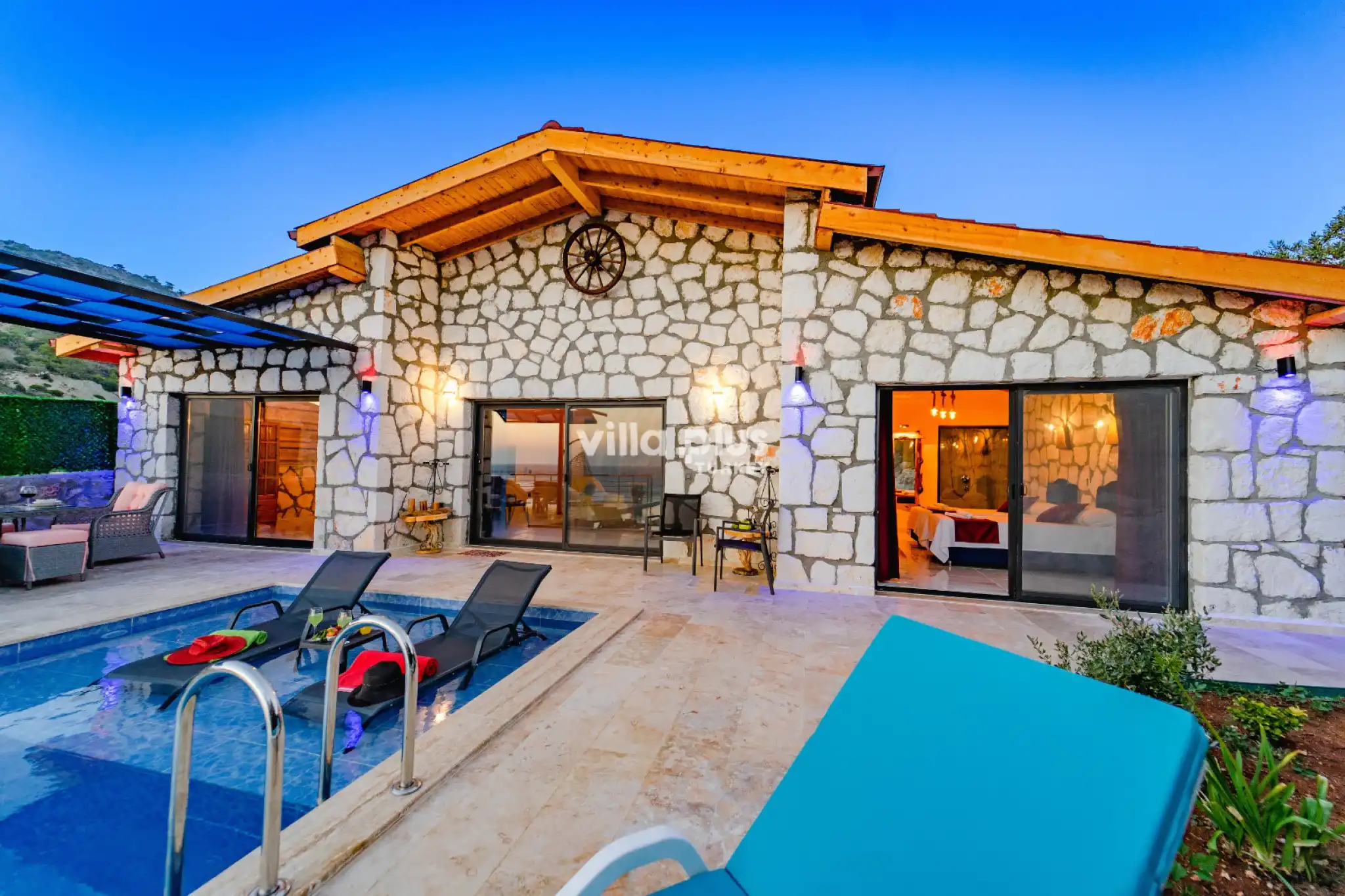 ViLLA-ADONiS_30_21.jpg